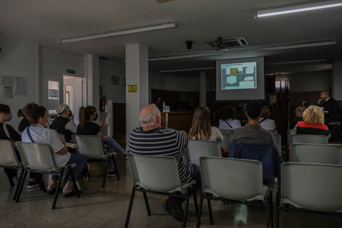 L'Ajuntament presenta als paradistes del Mercat de Badia el projecte de pacificaci del carrer La Manxa i de millora dels accessos