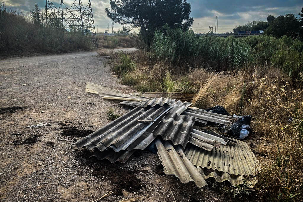 Vessament d'amiant a l'accs als horts urbans de Badia