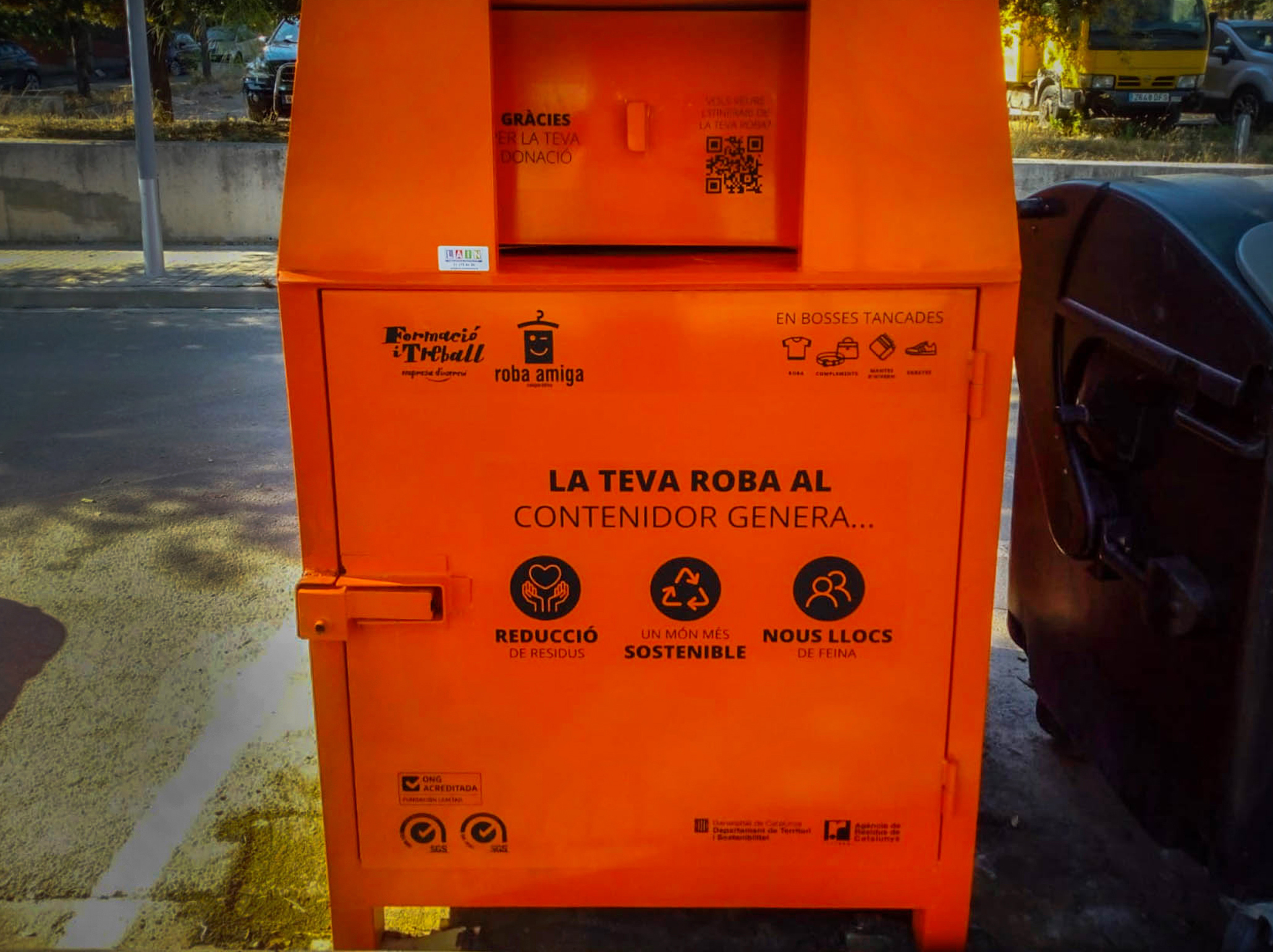 Contenidor per al reciclatge de roba