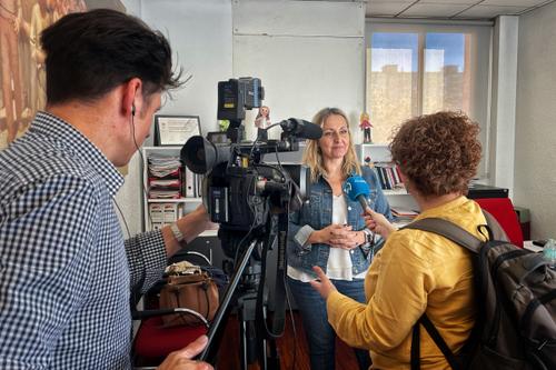 L'alcaldessa, Eva Menor, atén els periodistes d'Euskal Telebista
