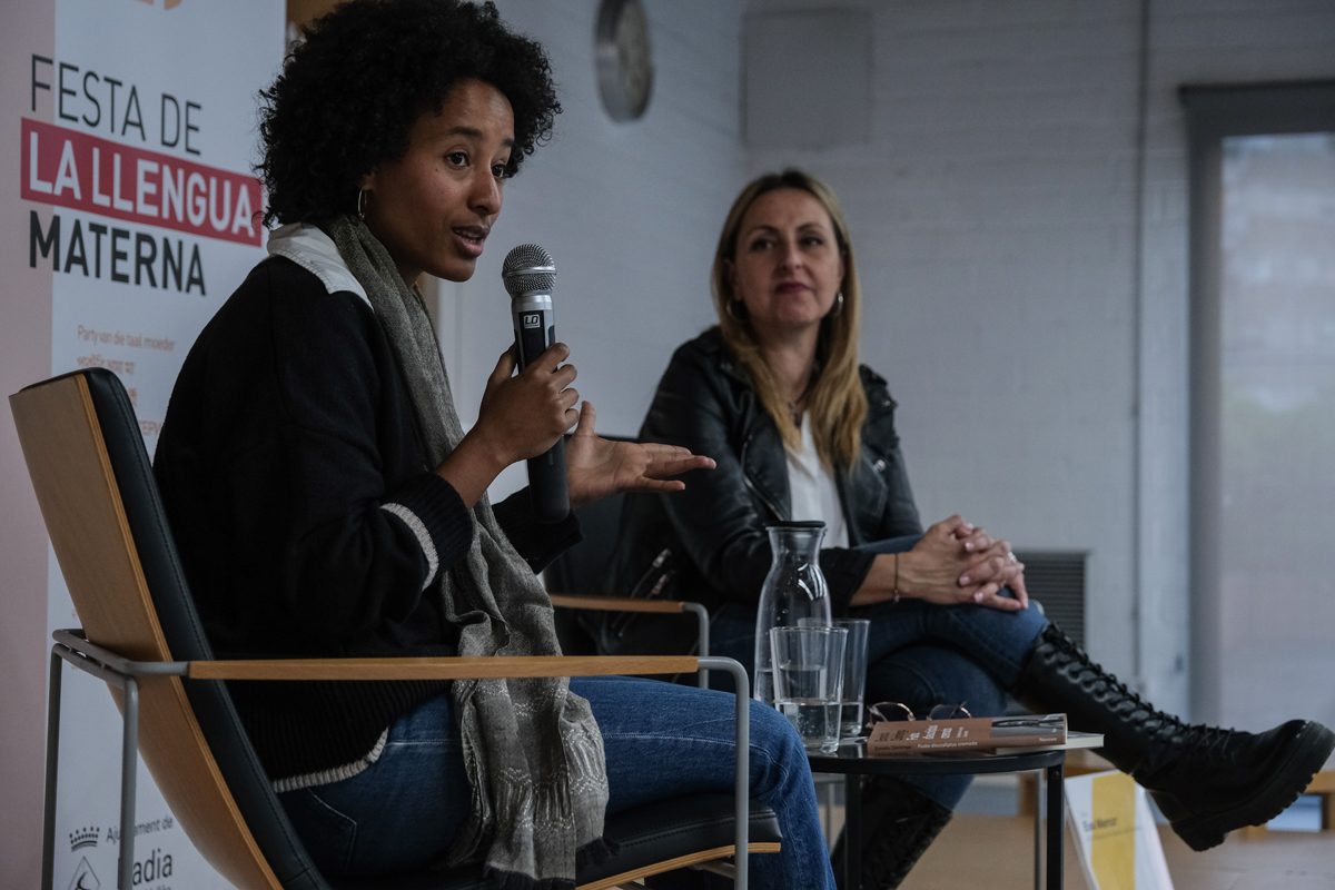 Ennatu Domingo, a la presentaci del seu llibre Fusta d'eucaliptus cremada