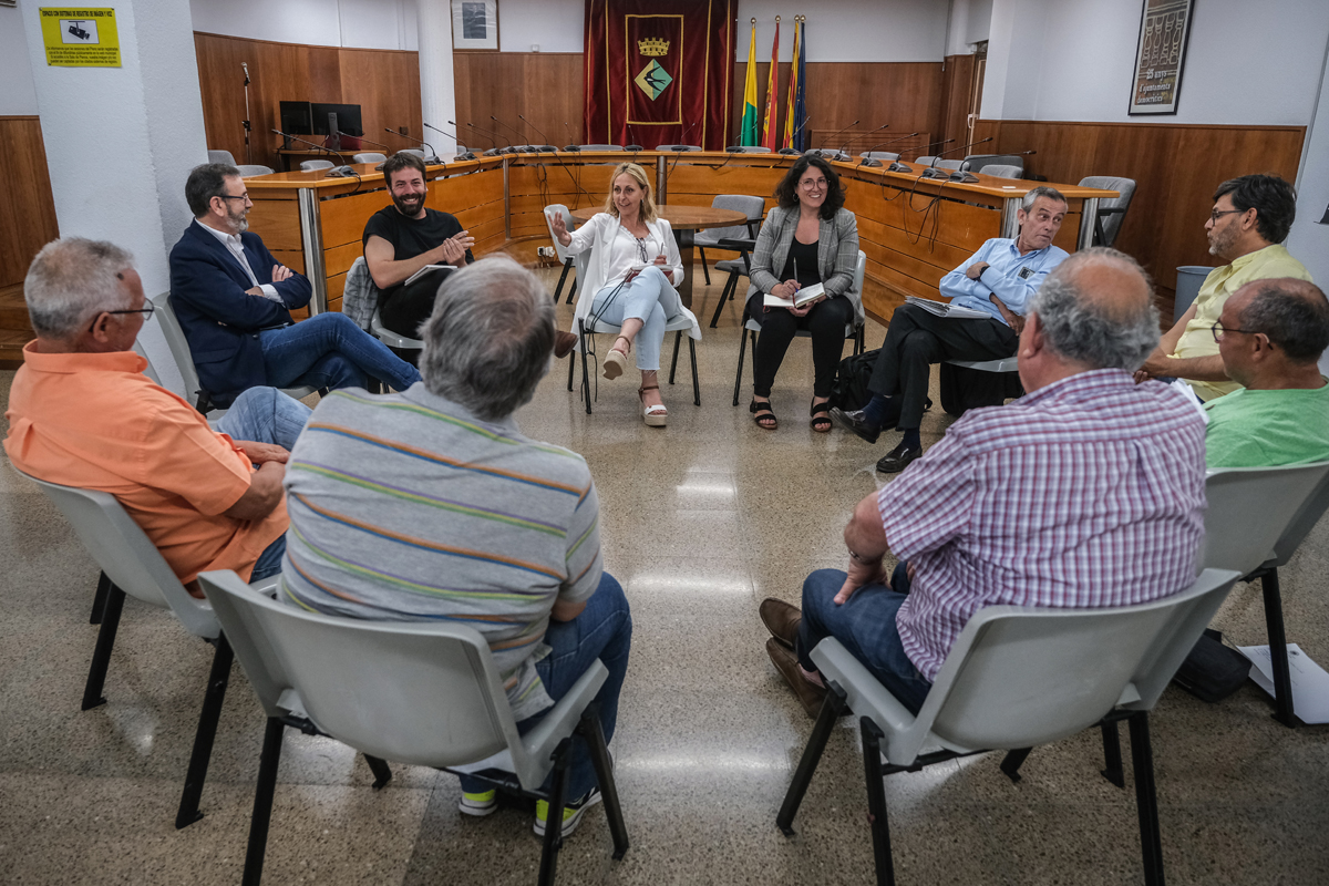 LAjuntament, Residus, Habitatge i lAssociaci de Vens coordinen els treballs per a la retirada de lamiant, la substituci de galeries per balcons i la rehabilitaci dhabitatges