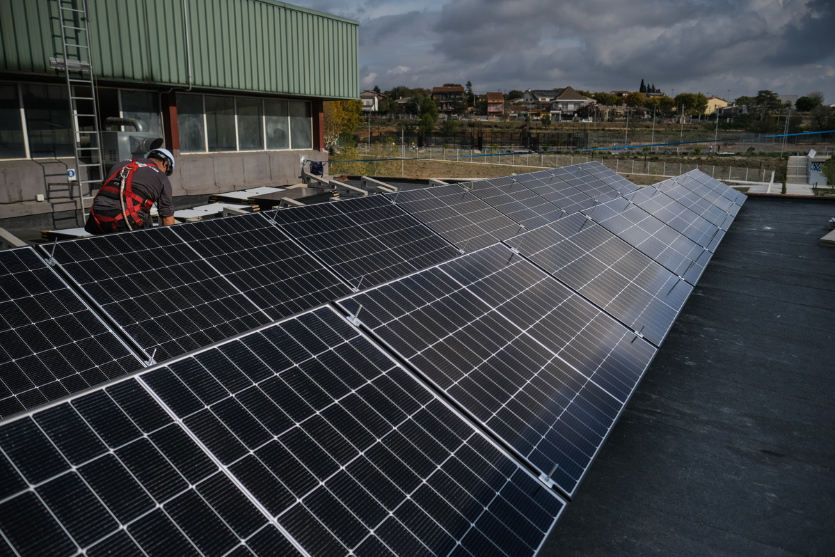 Instal·lació de la planta fotovoltaica al Poliesportiu