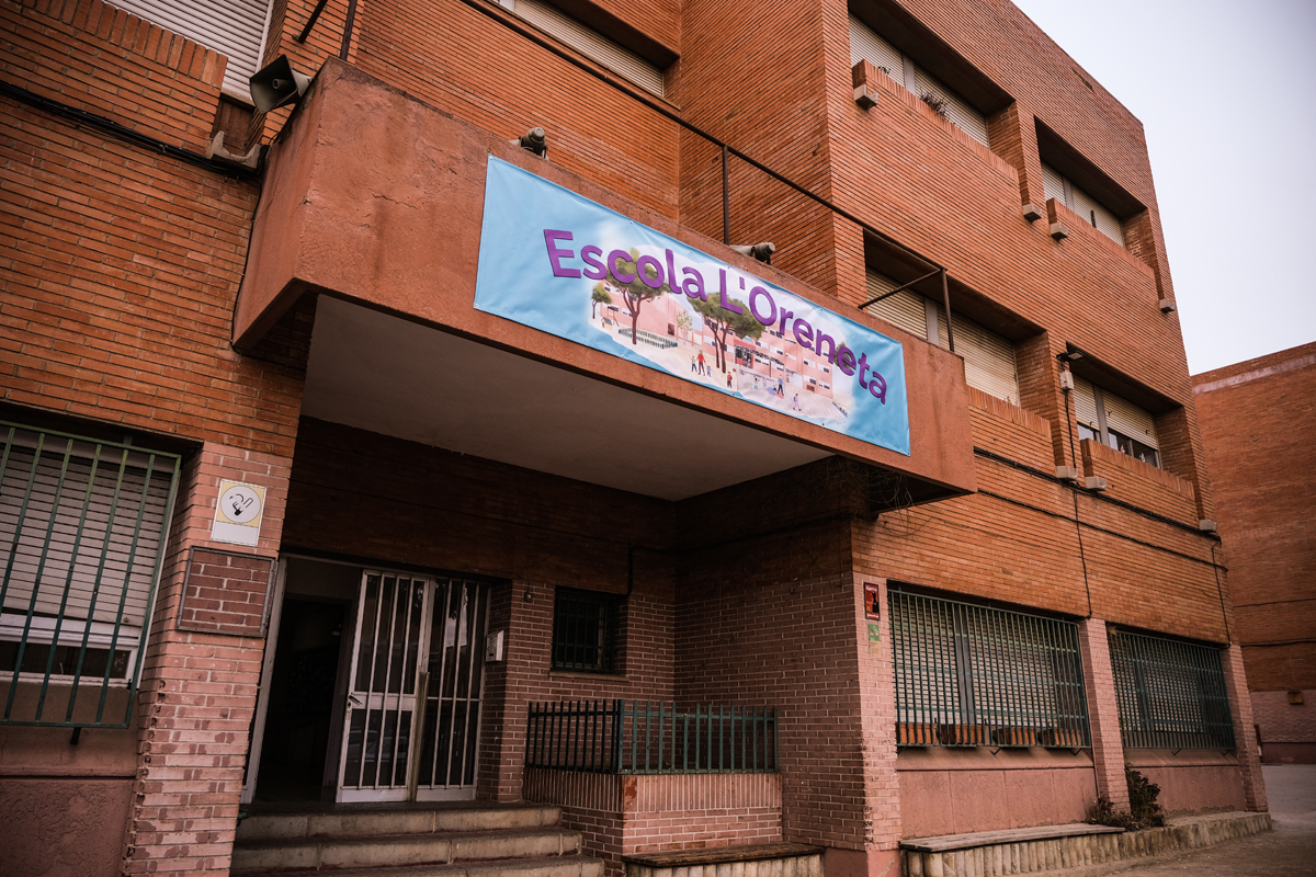 L'Escola l'Oreneta, amb les pancartes a la façana