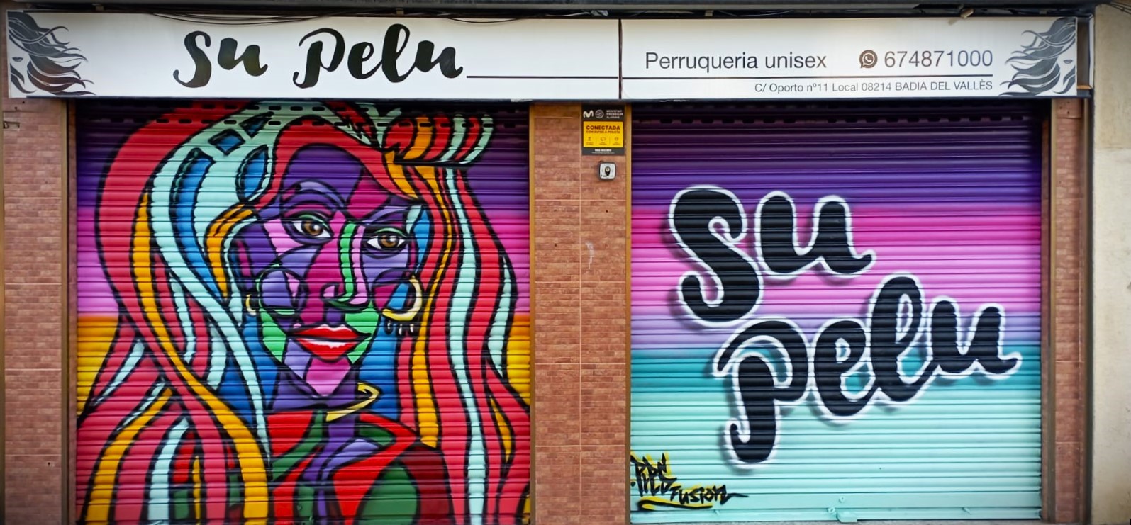 Persiana de la perruqueria Su Pelu, pintada per l'artista Pres Fusion