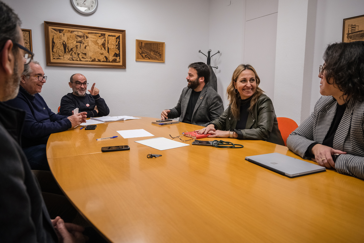 Reuni per coordinar la reactivaci dels balcons dels edificis estrella i lineals i la posada en marxa dels treballs per a la retirada de lamiant