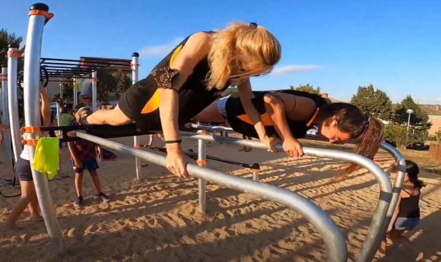 Esportistes fent servir un circuit de callistnia