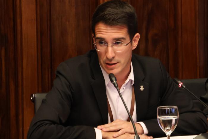 L´alcalde compareix a la Comissió d´Afers Institucionals del Parlament per explicar el procés de desamiantat a Badia i donar suport a la llei d´erradicació de l´amiant de Catalunya