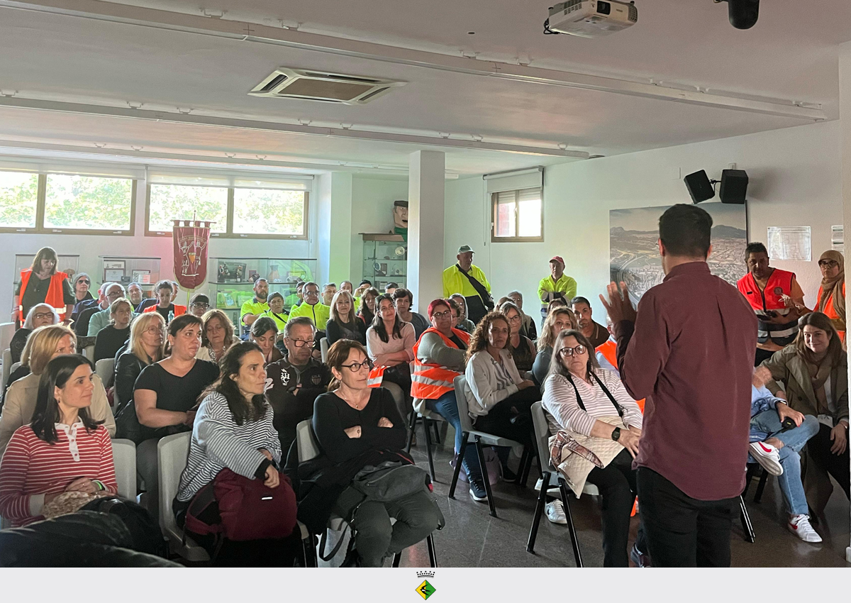 L'alcalde es dirigeix als treballadors i treballadores municipals organitzar les acccions de resposta a l'apagada.