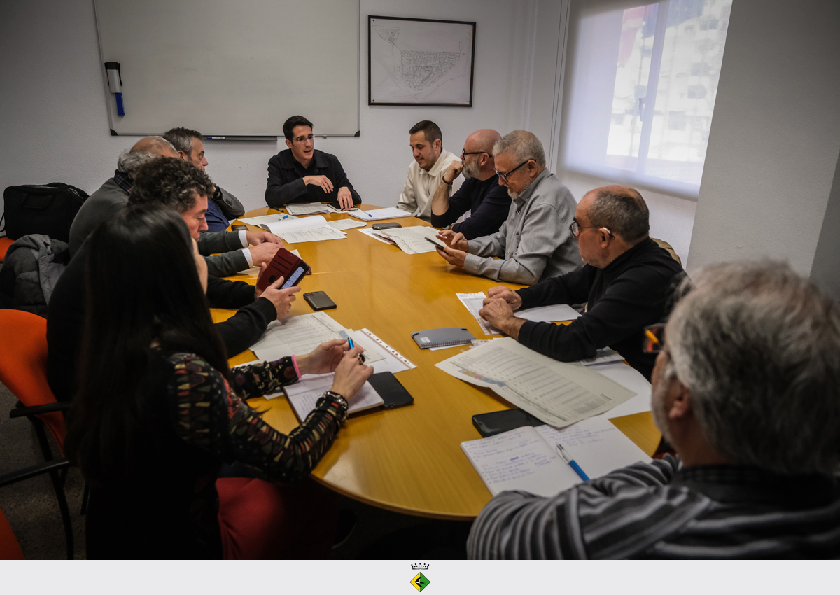 Reuni de lAjuntament amb lAgncia de lHabitatge i lAssociaci de Vens per coordinar les accions de substituci de les galeries damiant per balcons a Algarve, 7 i Av. del Cantbric, 45