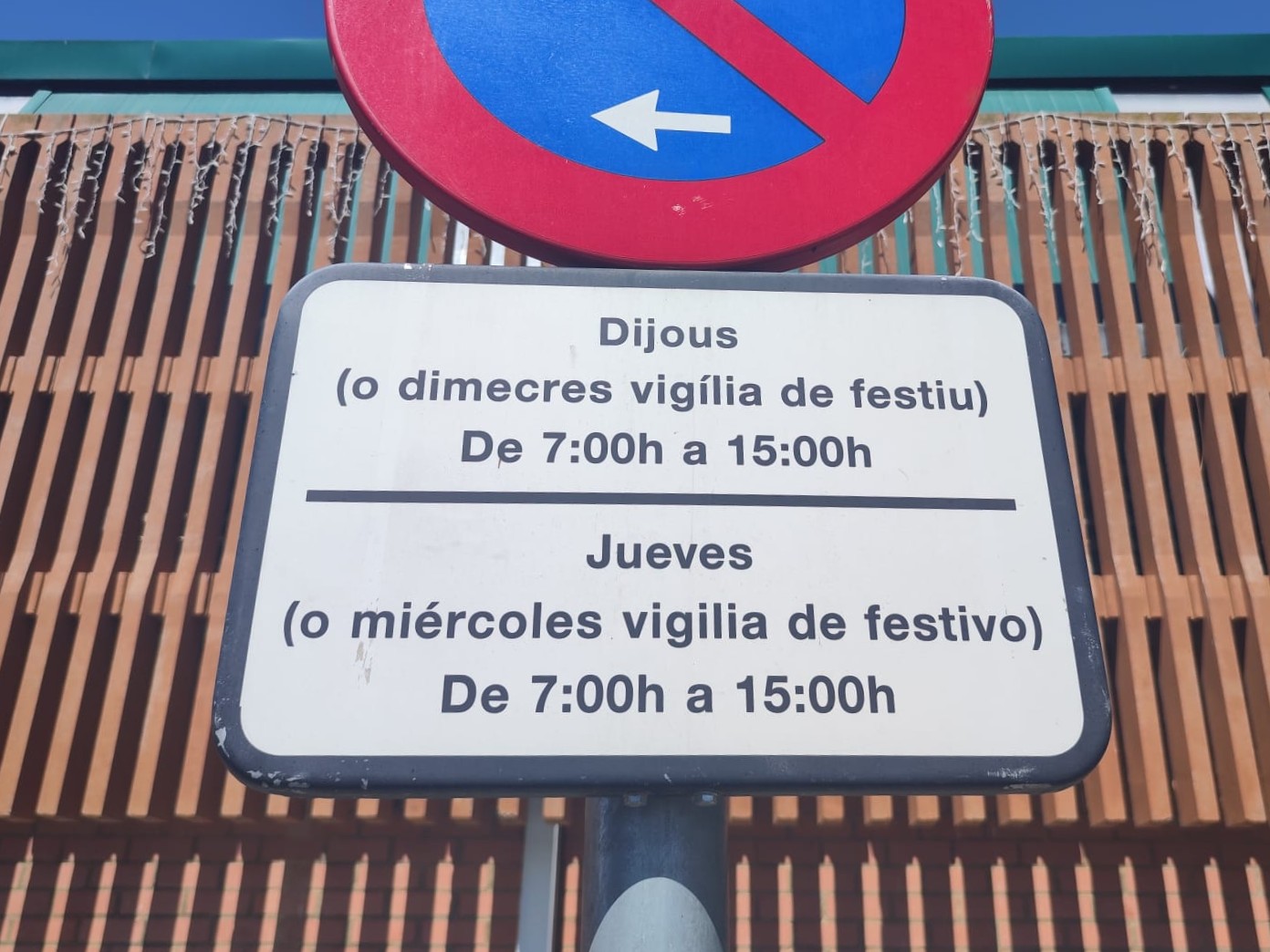 Senyal d'estacionament a la zona del mercat ambulant