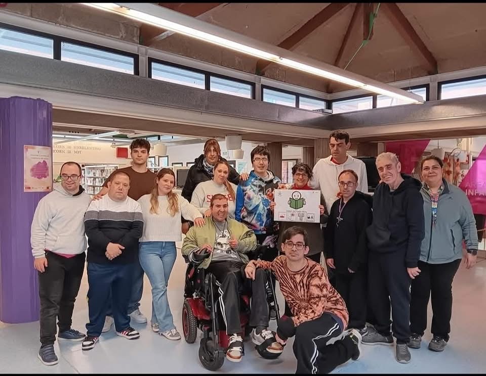 LAjuntament, lAssociaci TDAH-TEA-AACC Badia i Pere Claver Grup pictografien la Biblioteca per fer-la ms accessible