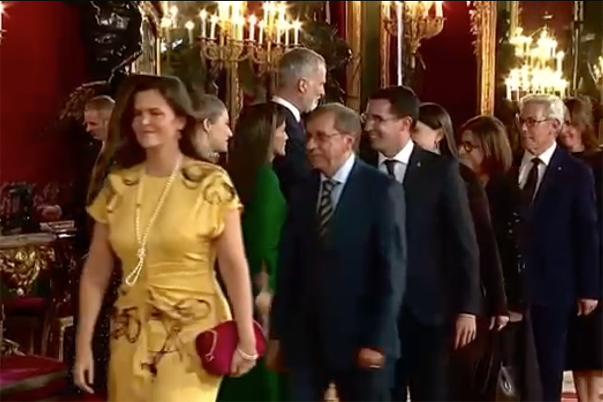 L'alcalde, Josep Martnez Valencia, saluda els reis d'Espanya a la Festa Nacional