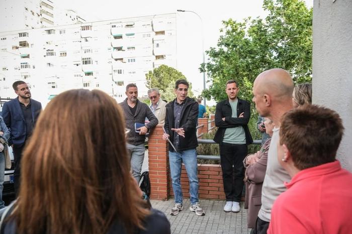 Reuni&oacute; amb ve&iuml;ns i ve&iuml;nes en el proc&eacute;s de retirada de l'amiant