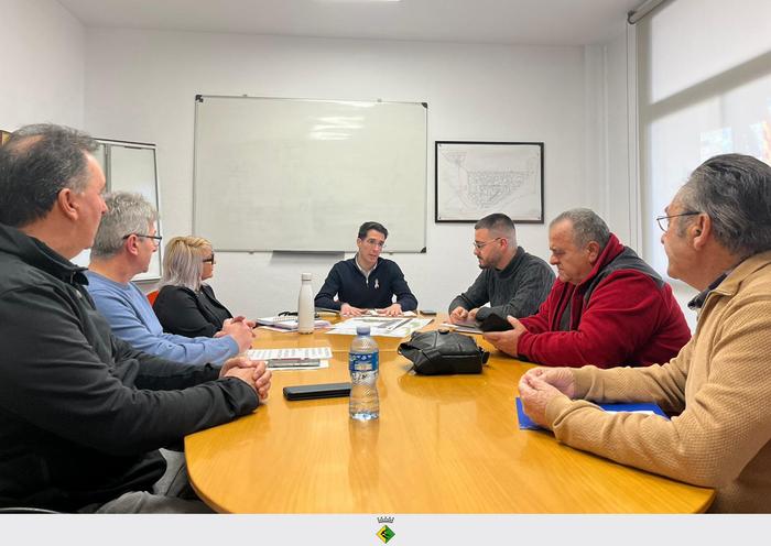 Reuni&oacute; amb el Grupo Progeri&aacute;trico per informar de la cessi&oacute; de la parcel&middot;la per a la resid&egrave;ncia de la gent gran.