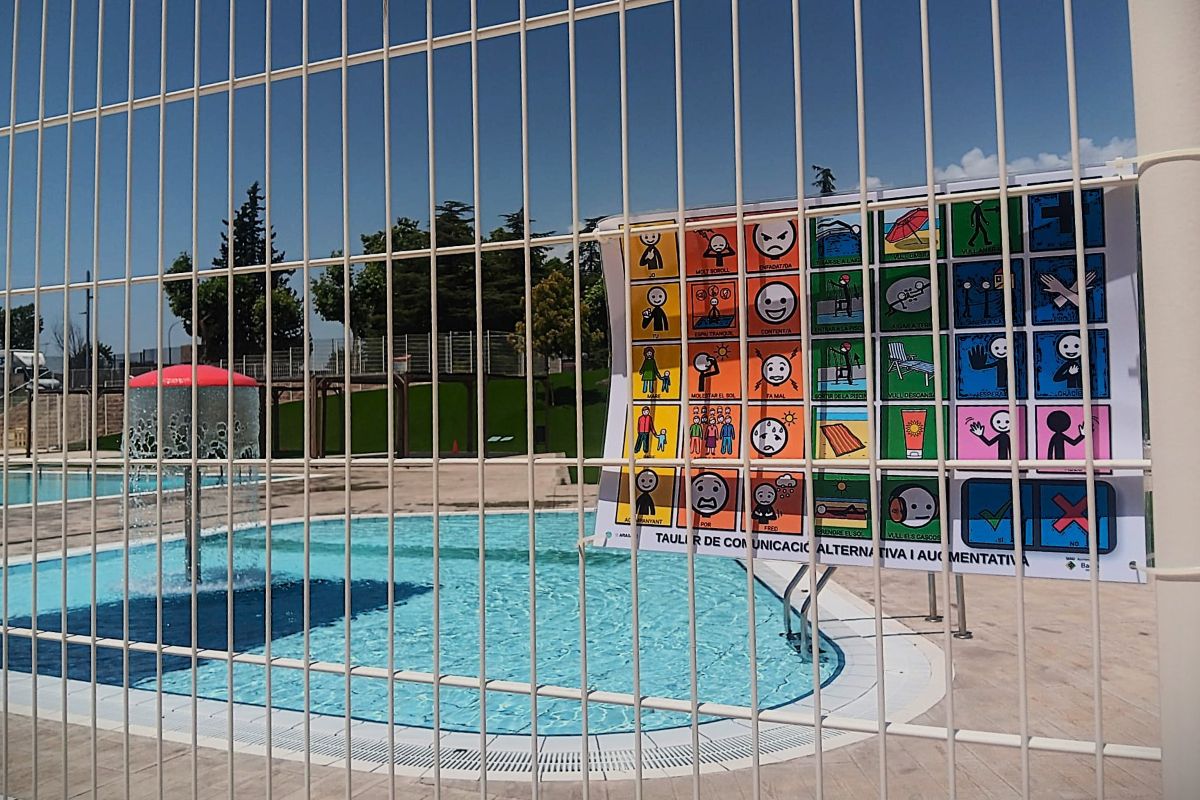 La piscina d�estiu de Badia incorpora un nou tauler de comunicaci� accessible per millorar la inclusi� de totes les persones usu�ries