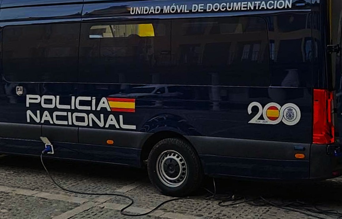 Furgoneta VIDOC de la Policia Nacional, per a la tramitaci� del DNI i Passaport