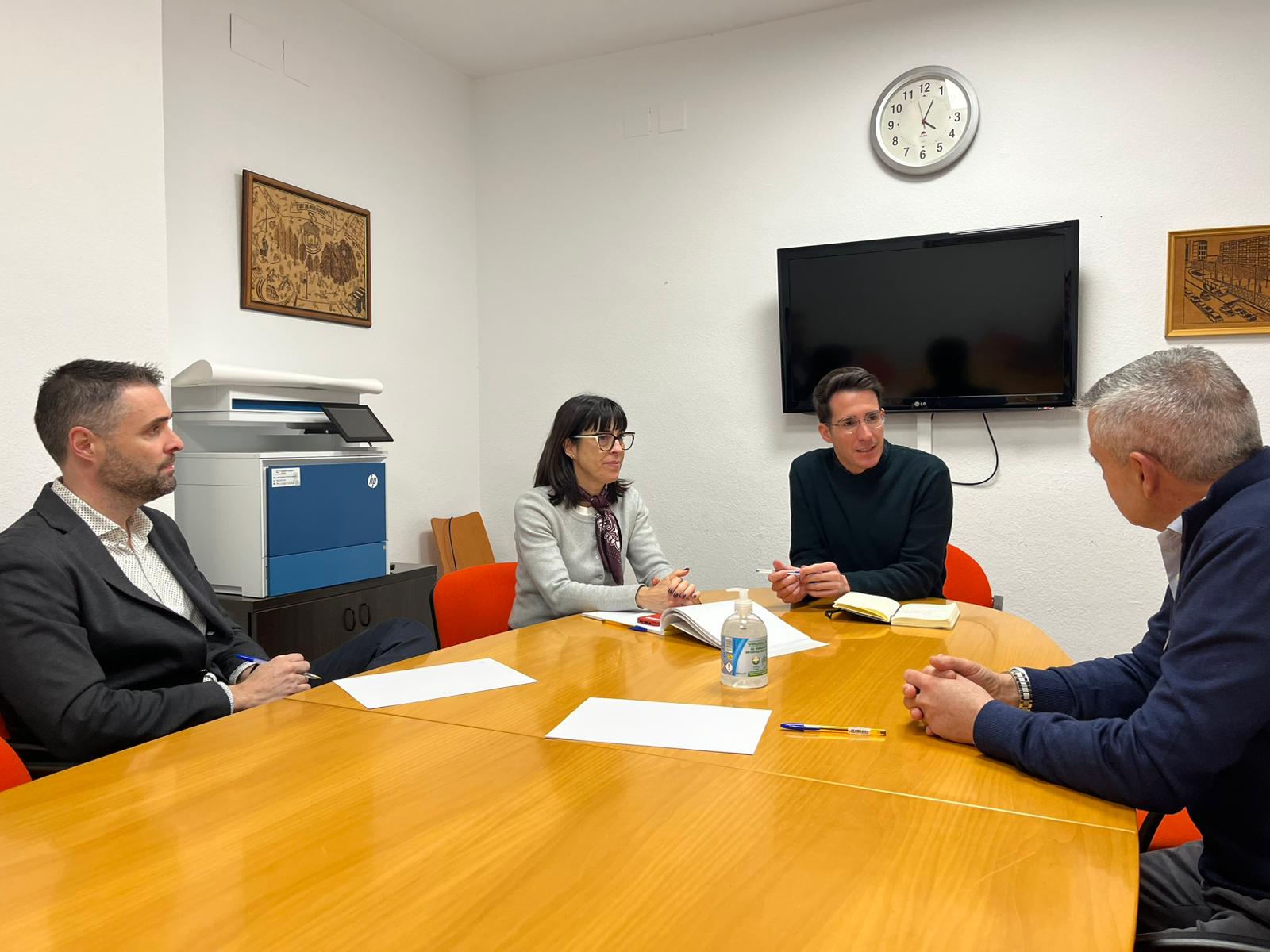 Reuni� de l'alcalde amb el president i secretari-gerent del Gremi de Garatges de Barcelona i Prov�ncia