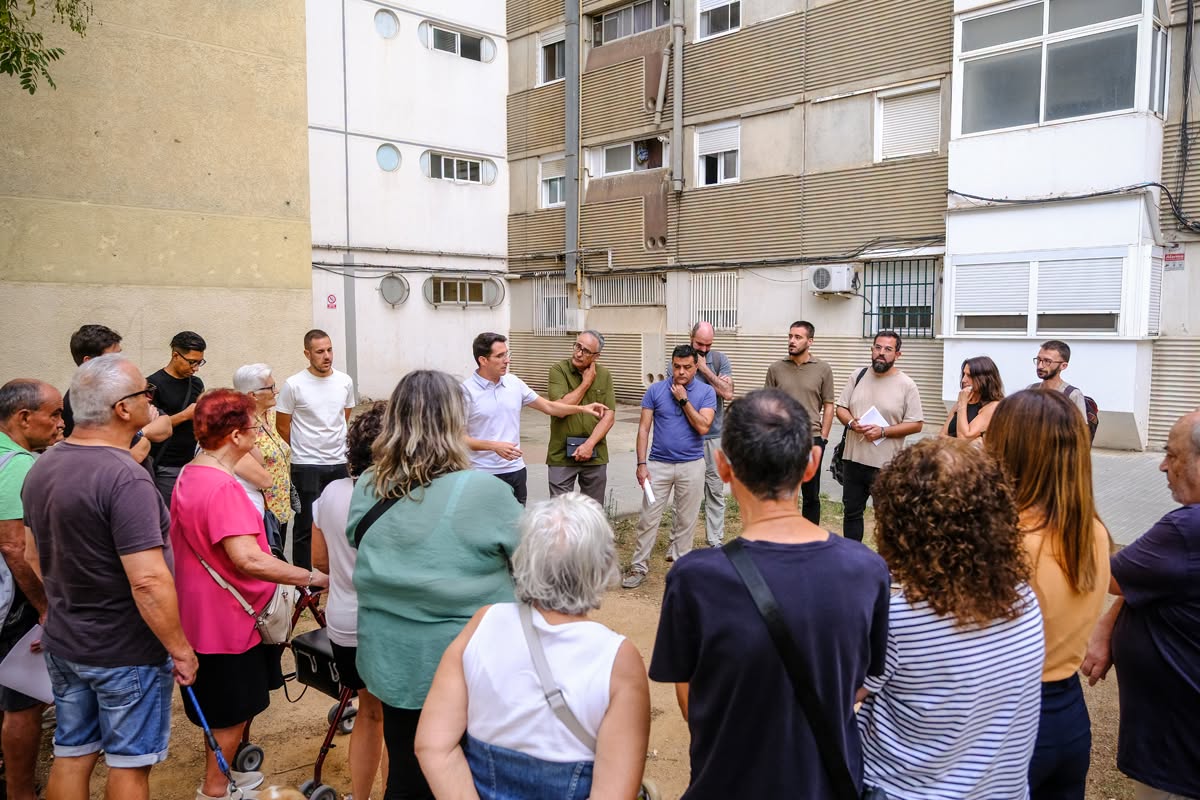 Reuni� informativa sobre la retirada de l'amiant a ve�ns i ve�nes del carrer Porto