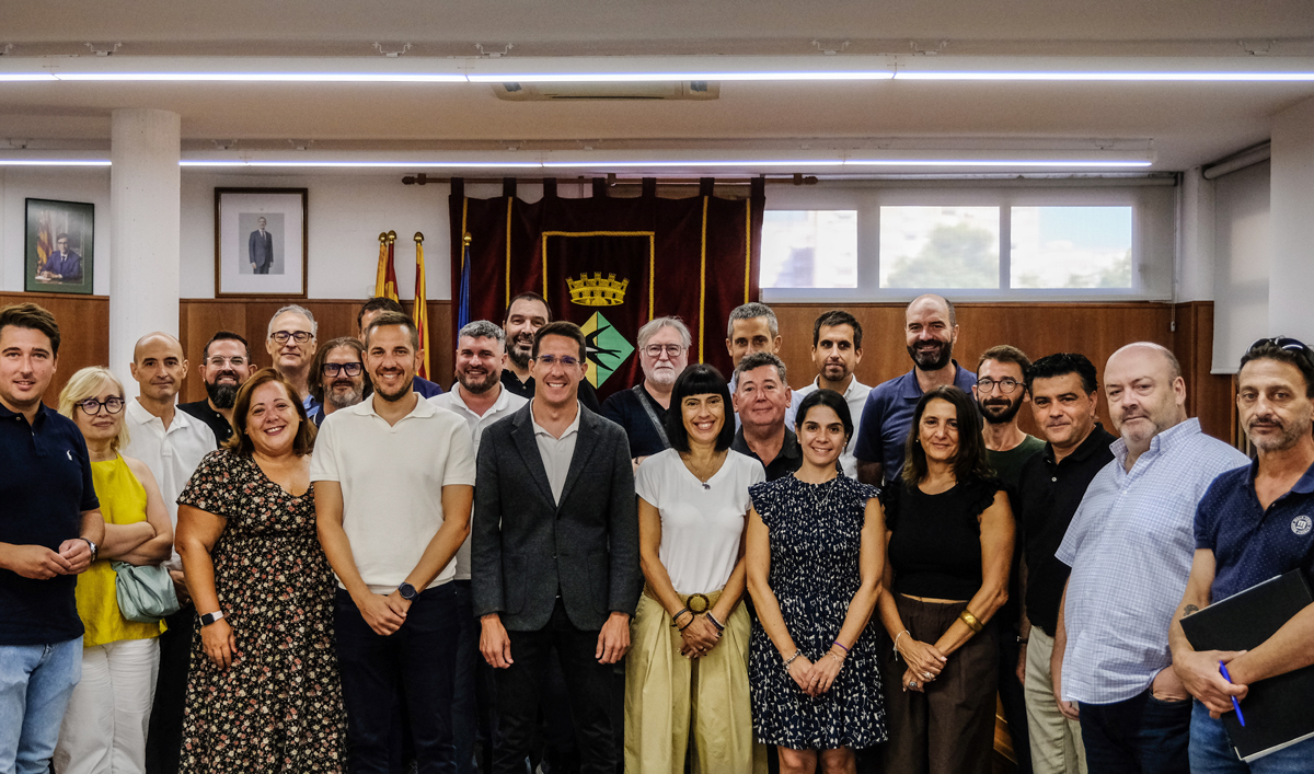 Reuni� de coordinaci� de l�Ajuntament amb les empreses que retiraran l�amiant en 127 comunitats de Badia