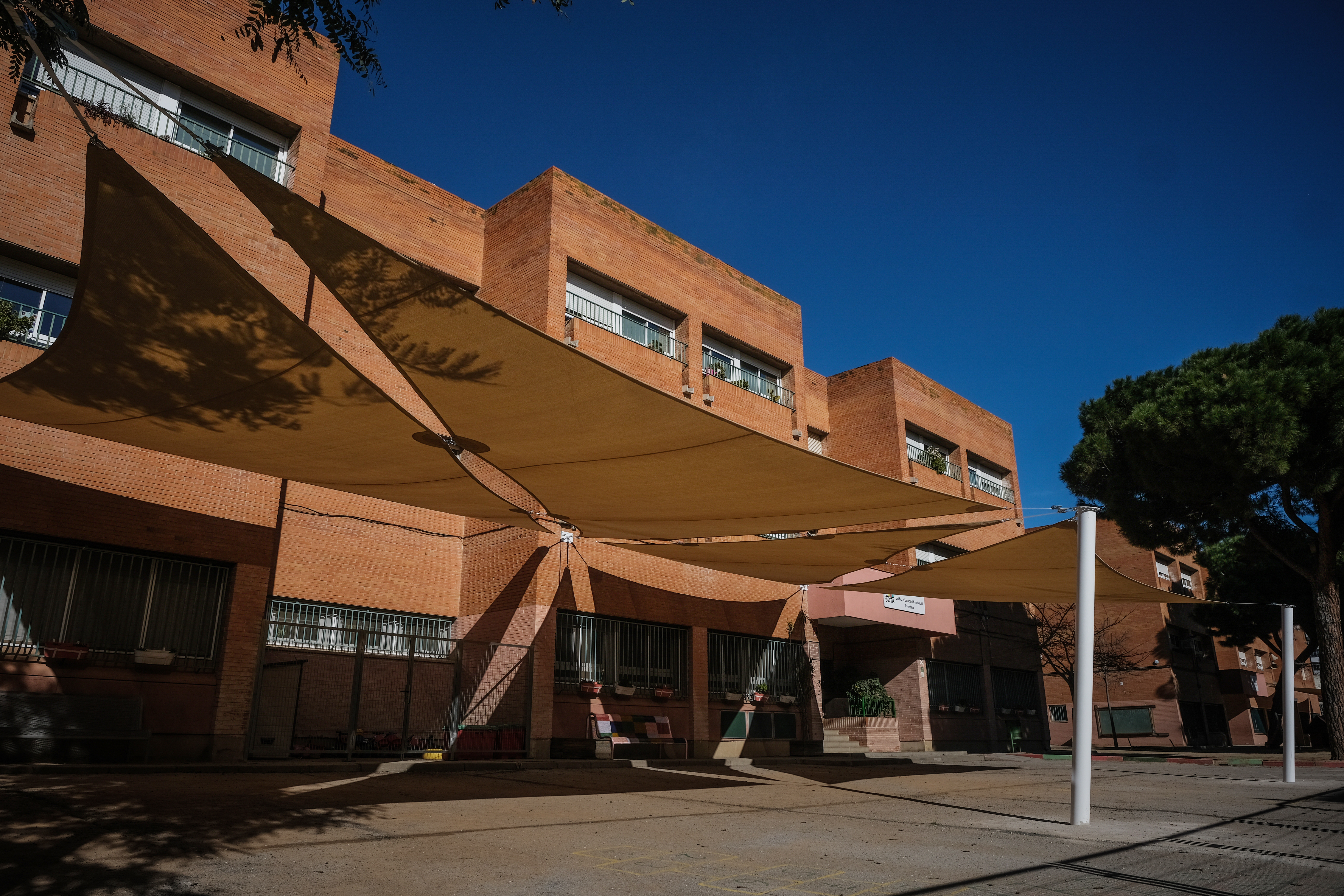 Instal�laci� de veles a l�Institut Escola La Jota
