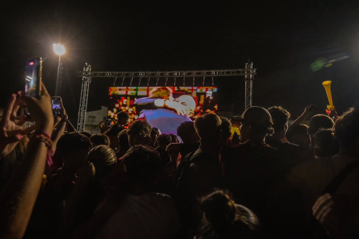 Retransmissi� del partit Espanya – Fran�a, del Mundial de futbol, al camp de futbol de Badia